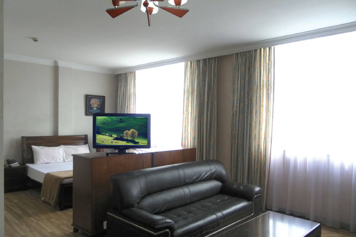 Suite ejecutiva | Escritorio, cortinas blackout y tabla de planchar con plancha 