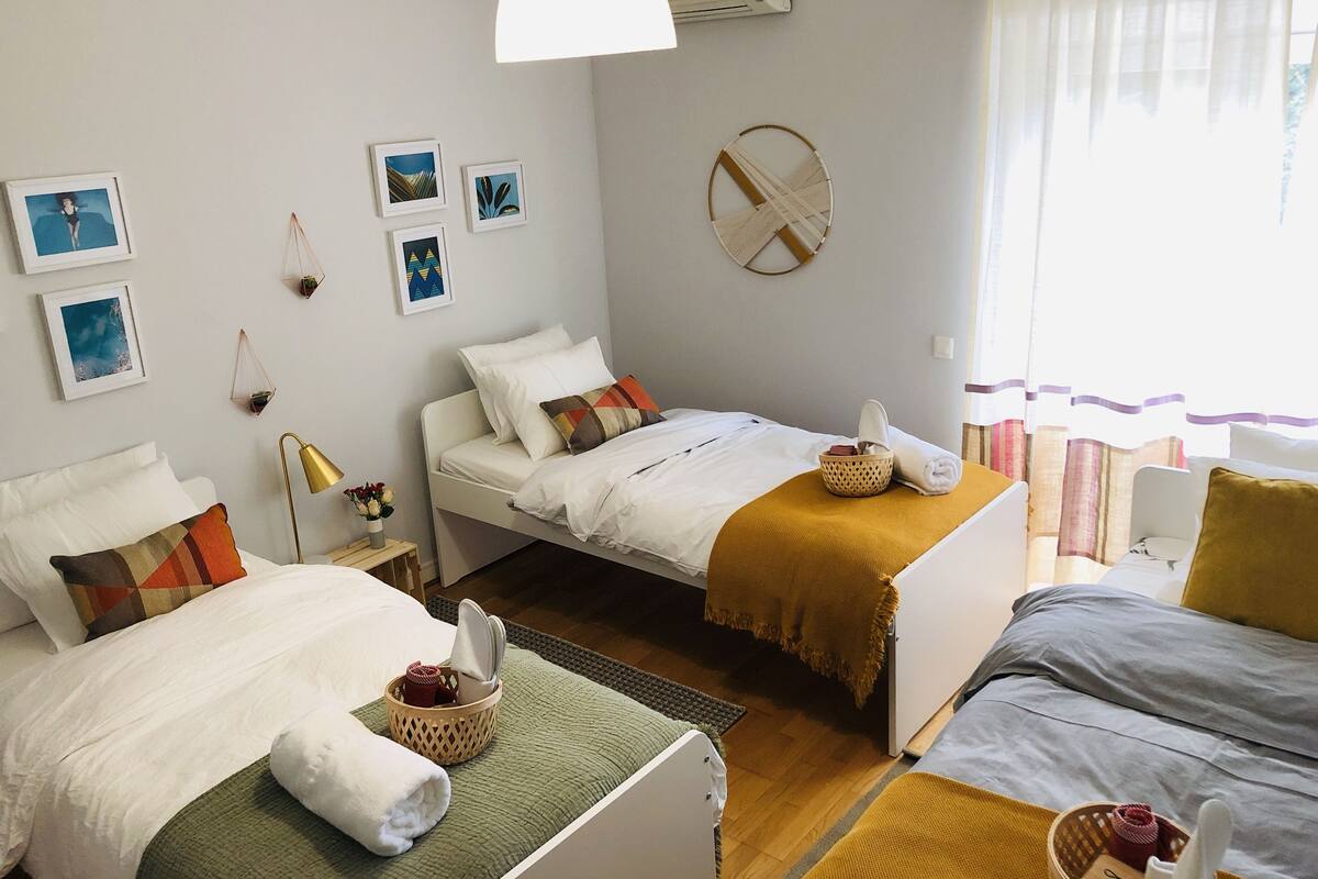 Chambre Triple « Premier », 1 chambre, terrasse, vue jardin (1 Bed in 3 Bed Dorm) | Coffres-forts dans les chambres, Wi-Fi gratuit, draps fournis