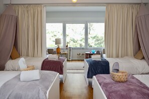 Dormitório compartilhado luxo, somente para mulheres, terraço (1 Bed in 5 Bed Dorm) | Cofres nos quartos, Wi-Fi de cortesia, roupa de cama