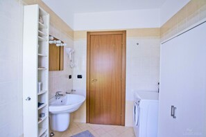 Departamento, 1 habitación | Baño | Regadera, regadera con hidromasaje, secadora de cabello, bidet 