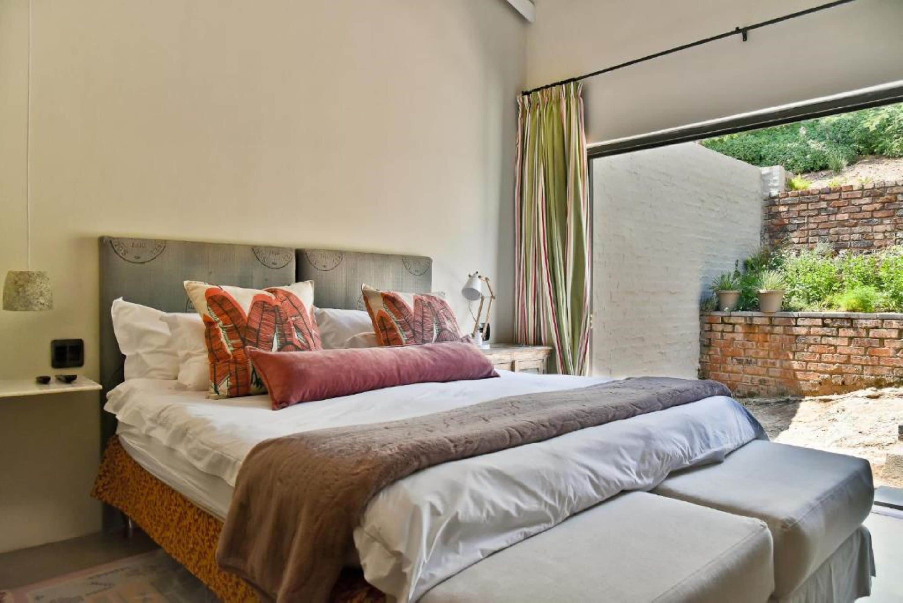 ラグジュアリー スイート 1 ベッドルーム ガーデンビュー コートヤード (Fennel) | 羽毛の掛け布団、遮光カーテン、アイロン / アイロン台、WiFi (無料)