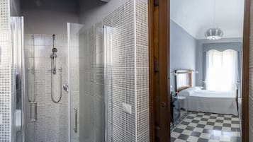 Minibar, wifi gratis y ropa de cama