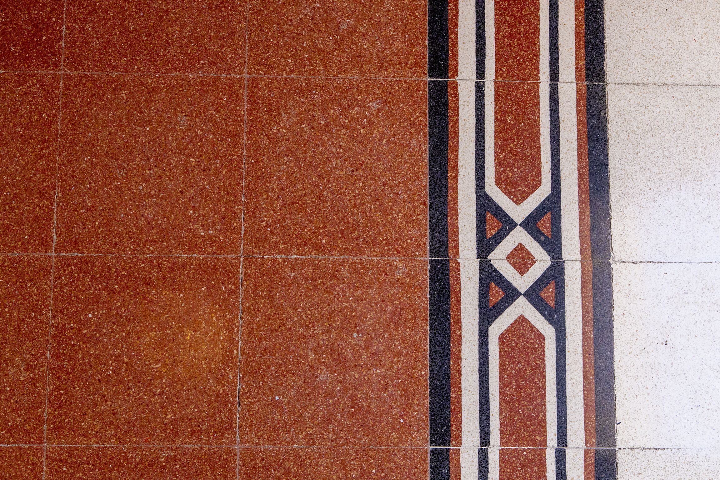 Un suelo de baldosas con un diseño geométrico.
