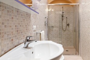 Deluxe Triple Room (Rosa) | Bathroom | Shower, free toiletries, hair dryer, towels - Dimora La Torre (Favignana)