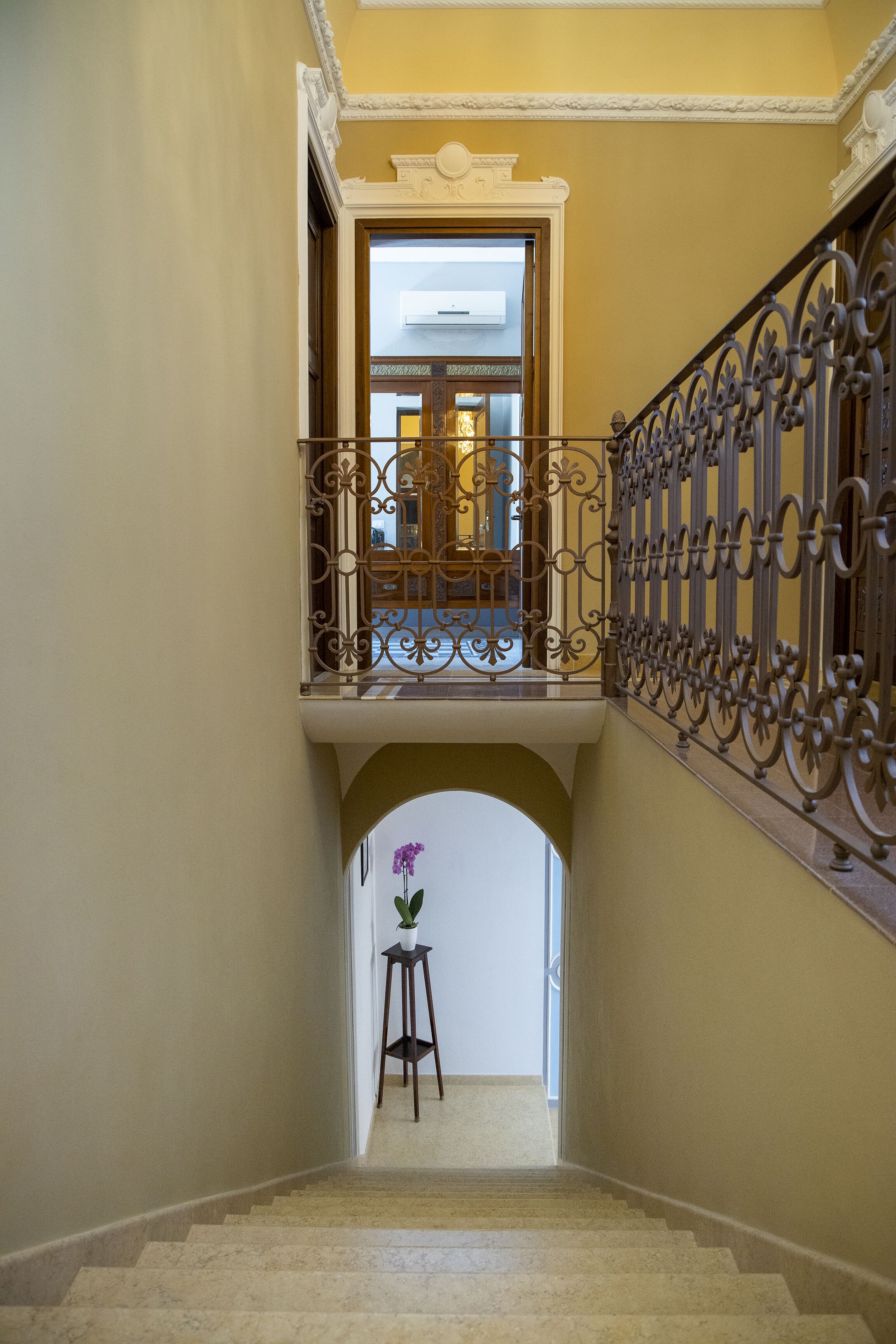 Un escalier doté d’une balustrade menant à un balcon.