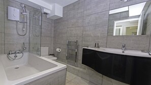 Appartement (2 Bedrooms) | Salle de bain | Serviettes fournies