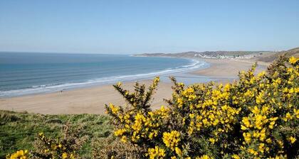 Clifton Court Apt 19 With Heated Pool