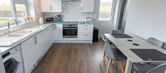 Sandbanks Sleeps 4 Beach Pass & 1 Dog