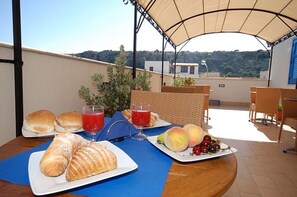Free daily buffet breakfast