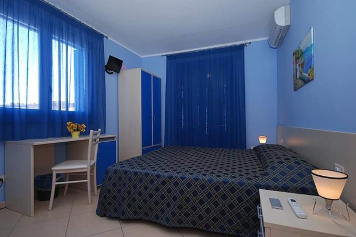 In-room safe, desk, cots/infant beds, free WiFi