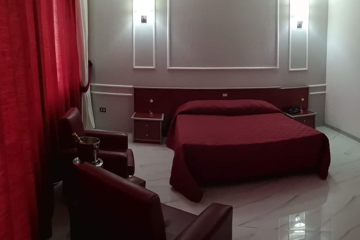 Deluxe Double or Twin Room | Minibar, desk, blackout drapes, soundproofing