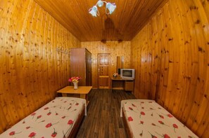 Economy-værelse med 2 enkeltsenge - fælles badeværelse | 1 soveværelse, skrivebord, gratis Wi-Fi, sengetøj