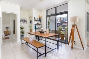 تناول الطعام داخل الغرفة