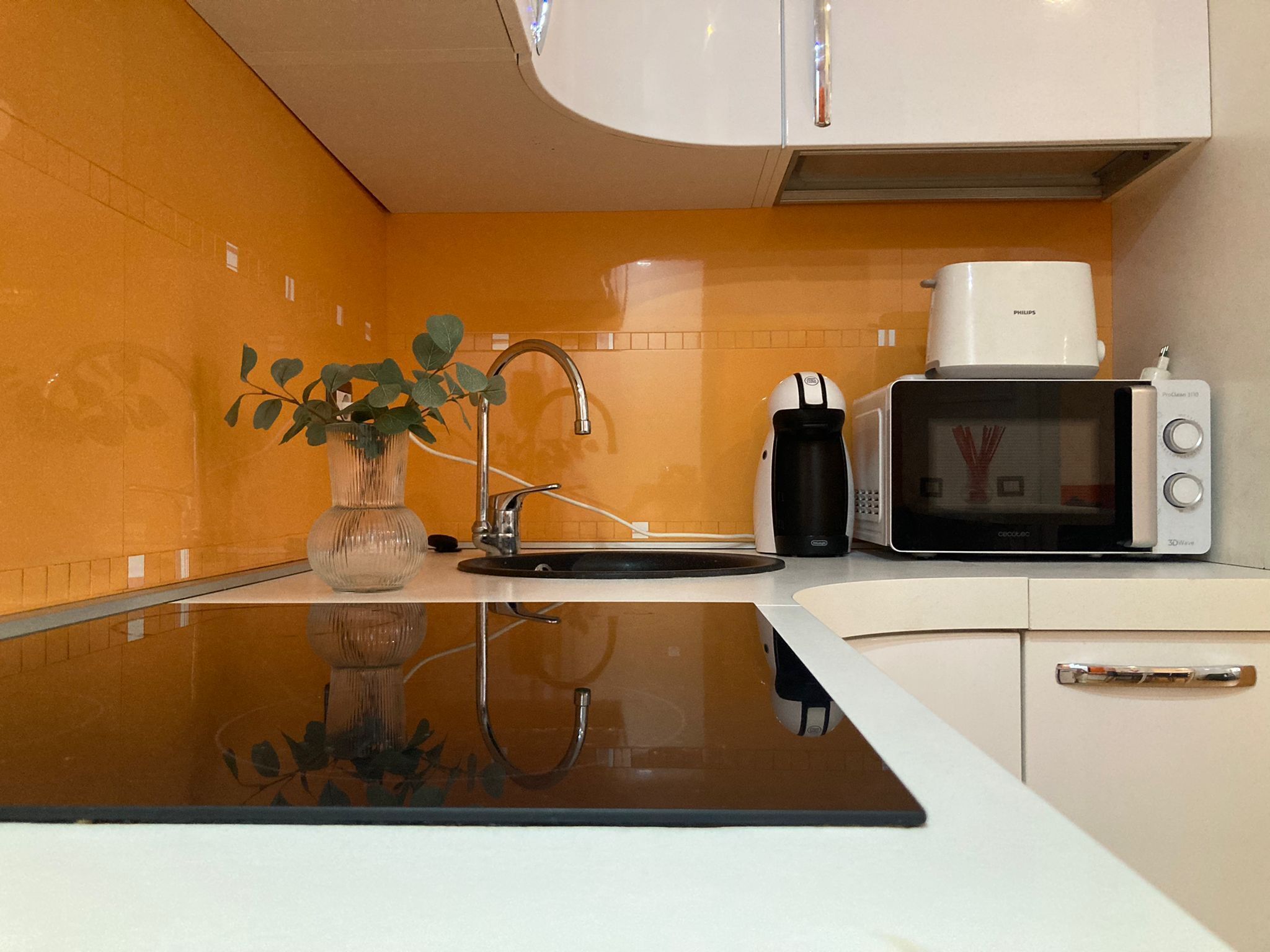 Wasserkocher mit Kaffee-/Teezubehör, Kühlschrank, Ofen, Herdplatte