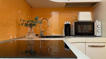 Wasserkocher mit Kaffee-/Teezubehör, Kühlschrank, Ofen, Herdplatte