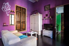 Tabla de planchar con plancha, wifi gratis y ropa de cama 