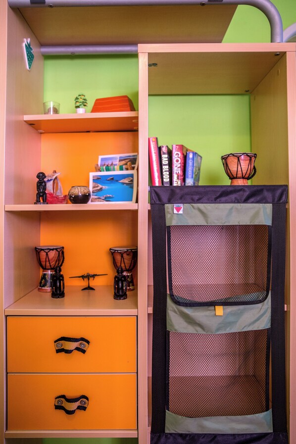 A room with a bed, a small desk, and a bookshelf. - Five Trees B&B (Sliema)