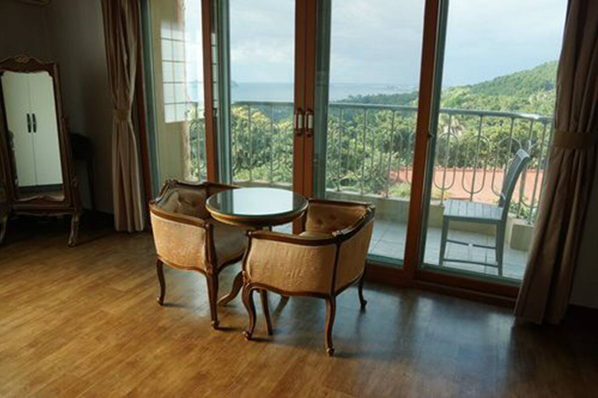 Studio (15 PY) | Living area | Flat-screen TV