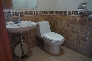 Douche, articles de toilette gratuits, sèche-cheveux