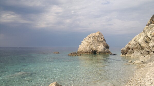 Una spiaggia nelle vicinanze, lettini da mare