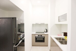 Kühlschrank, Mikrowelle, Herdplatte, Küchenrolle