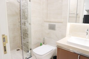 Haartrockner, Handtücher, Shampoo, Toilettenpapier