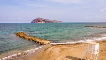 Sulla spiaggia, sabbia bianca