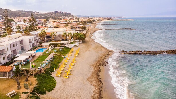 A coastal hotel with a beach, pool, and ocean view. - Athina Suites Platanias (Platanias)
