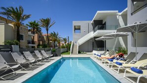 Outdoor pool, pool umbrellas, pool loungers - Athina Suites Platanias (Platanias)