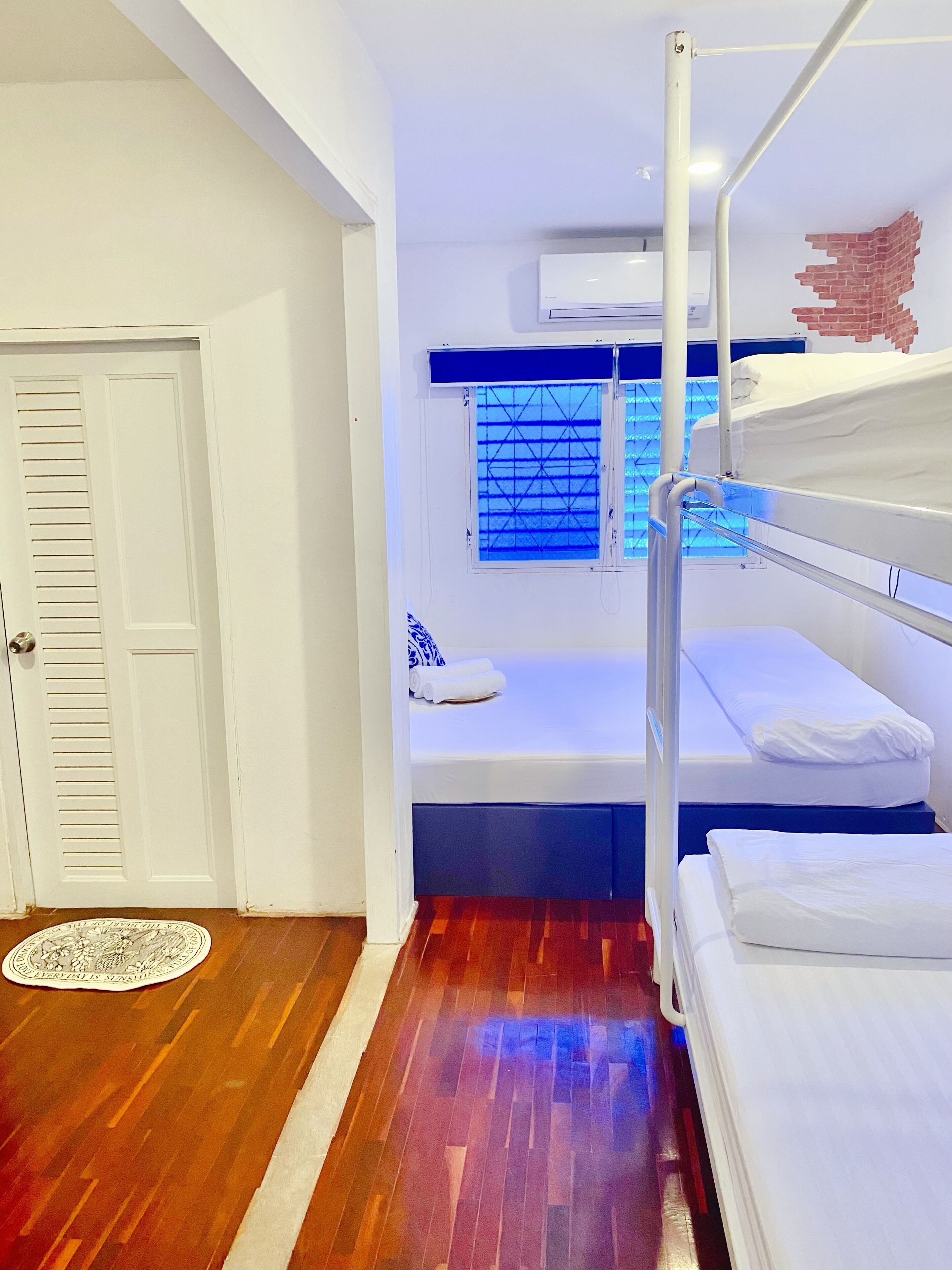 Family Room | Hypo-allergenic bedding, blackout drapes, free WiFi, bed sheets