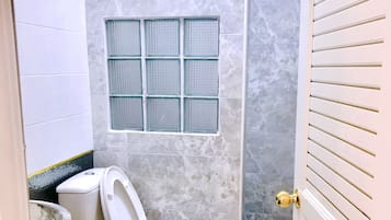 Classic Double Room, 1 King Bed | Bathroom | Shower