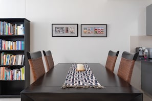 Premier-Apartment, Mehrere Betten, Bergblick | Essbereich im Zimmer