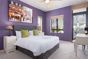 2 bedrooms, desk, iron/ironing board, cots/infant beds - Flatrock 703 (Cape Town)