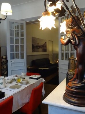 Free daily continental breakfast 