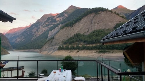 Le Bouquetin 1: appartement spacieux avec une vue fantastique sur le réservoir