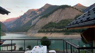 Le Bouquetin 1: spacious apartment with a fantastic view of the reservoir