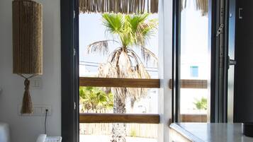 Habitación doble Deluxe, vista parcial al mar | 1 habitación, ropa de cama de alta calidad y minibar