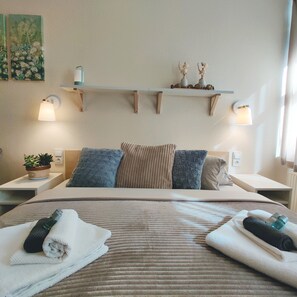 Habitación Deluxe, varias camas | Cortinas opacas, wifi gratis, ropa de cama