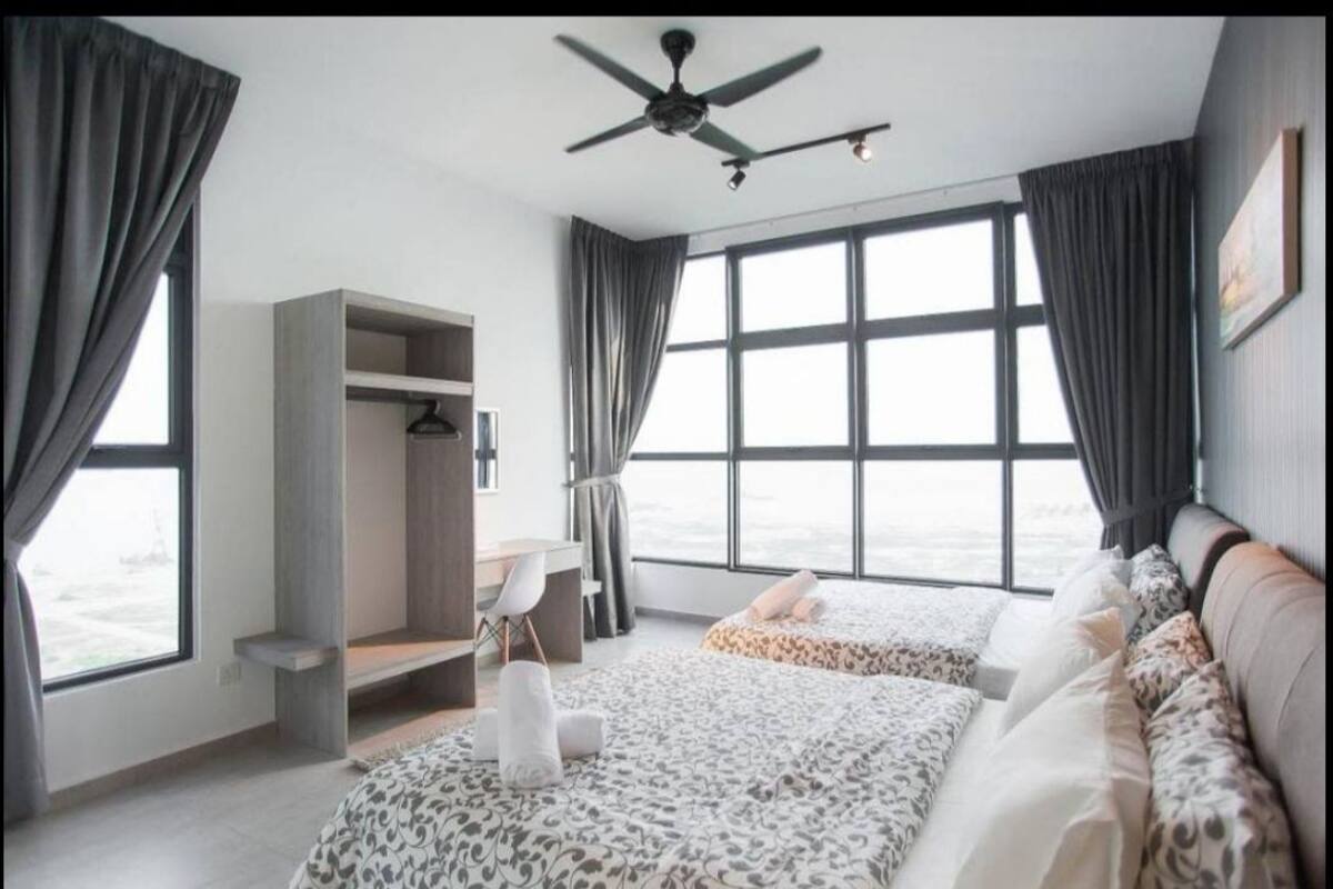 2 Bedroom Apartment (Unit 1) | Iron/ironing board, rollaway beds, free WiFi, bed sheets
