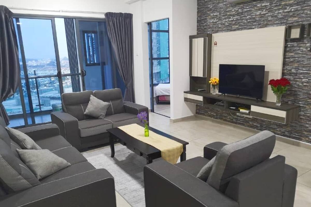 3 Bedroom Apartment (Unit 2) | Iron/ironing board, rollaway beds, free WiFi, bed sheets