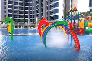 Ein Wasserpark mit Hüpfburgen und einem Schwimmbecken.