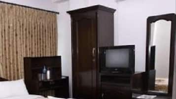 Deluxe Triple Room, 2 Twin Beds | Desk