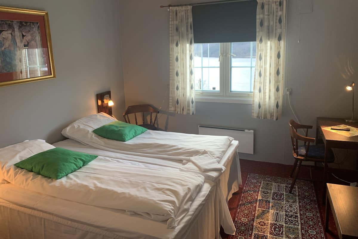 Family Room | Desk, free WiFi