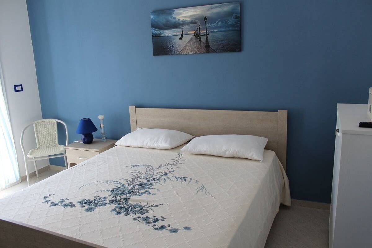 Desk, rollaway beds, free WiFi