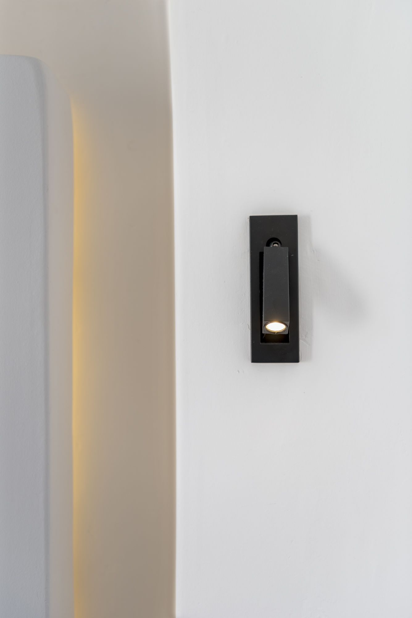 Un interruptor de luz moderno en una pared blanca.