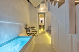 Cave Suite Outdoor Jetted Tub | 露台