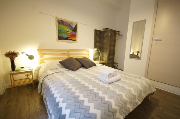 Desk, free cots/infant beds, free WiFi, bed sheets