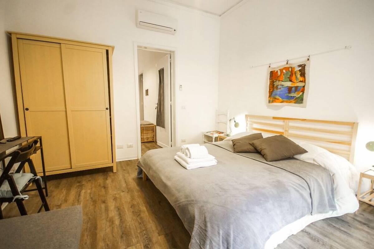 Desk, free cots/infant beds, free WiFi, bed sheets