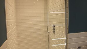 Ferienhaus (2 Bedrooms) | Badezimmer | Seife, Shampoo, Toilettenpapier