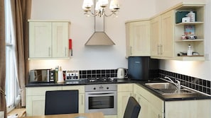 House (2 Bedrooms) | Private kitchen | Fridge, microwave, oven, dishwasher